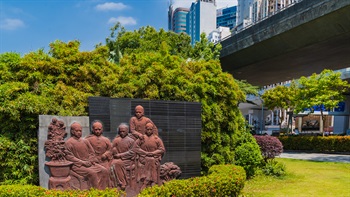 四大寇指四位主张推翻腐败的清朝及建立民国的年青人–孙中山、陈少白、尢列、杨鹤龄。庭院以「四大寇庭院」命名，以纪念他们的事迹。